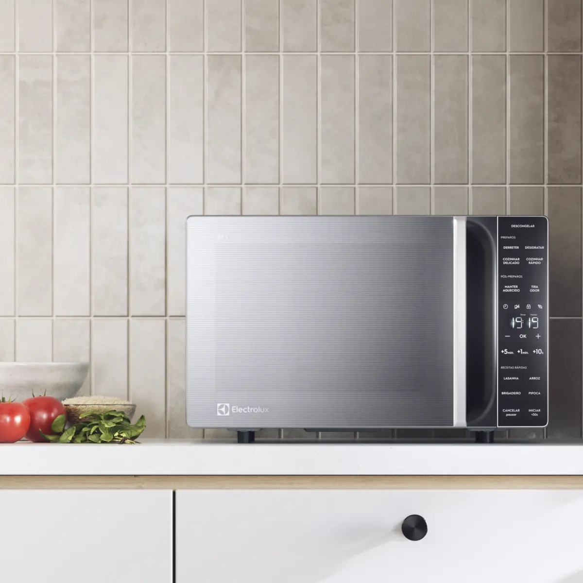 Forno Micro-Ondas Efficient com Descongelamento Assistido 23L ME23S 127v Inox - Electrolux
